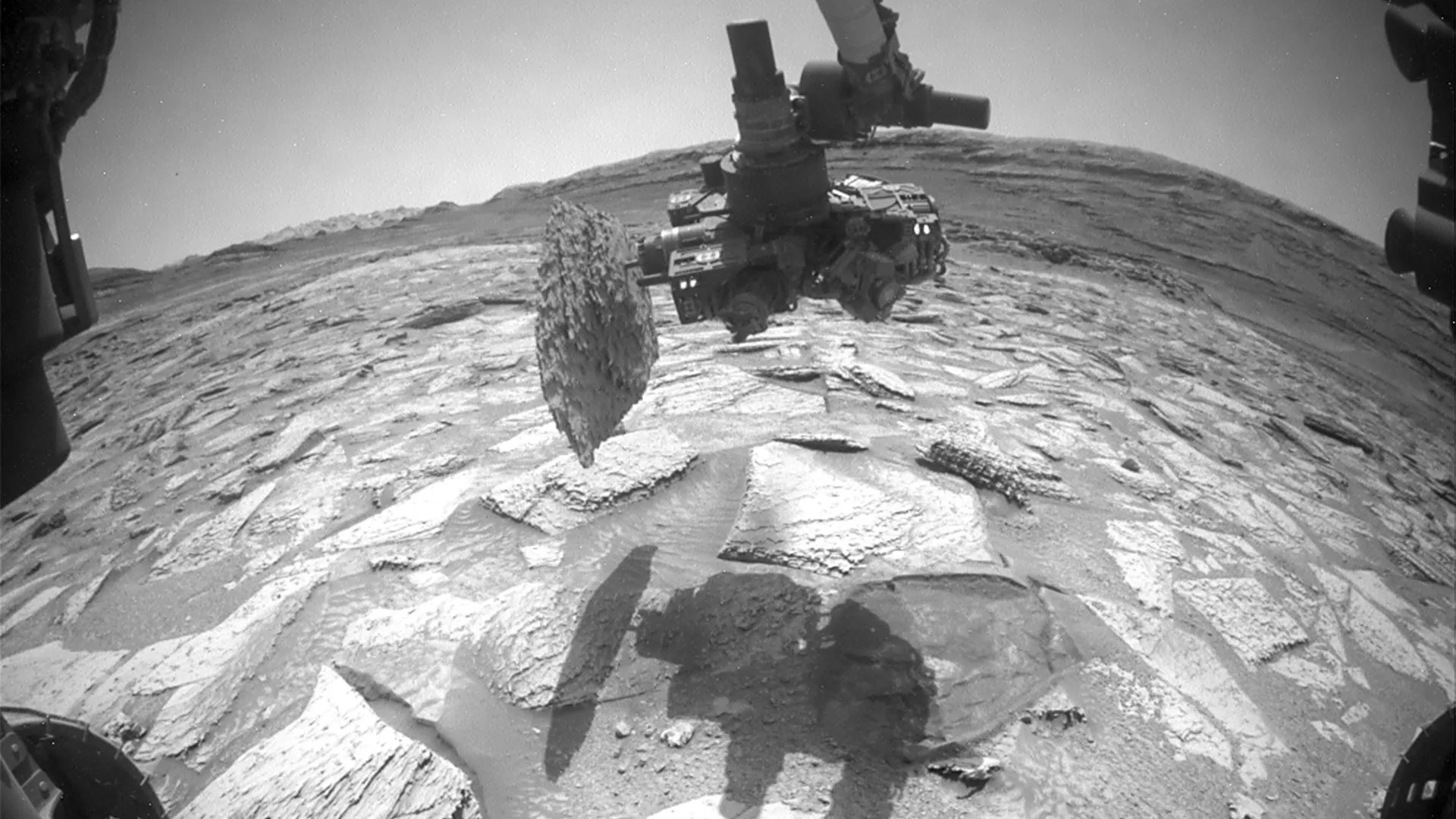 好奇号火星车意外“拔牙”，从火星表面拽出一块岩石